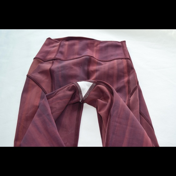 In Movement 25" leggings linear spray Garnet - Picture 4 of 7